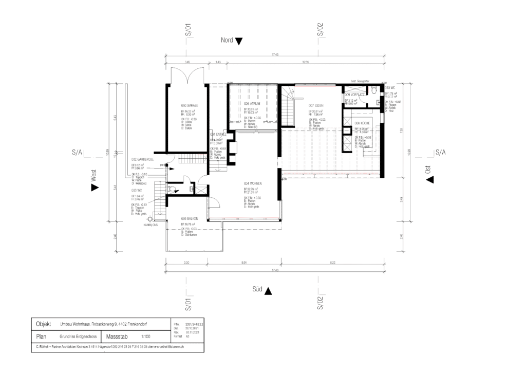 Umbau und Umnutzung von KGRUPPE Architekten Basel - Architekten-Grundrisszeichnung eines Wohnhauses im Erdgeschoss, mit Räumen wie Garage, Garderobe, WC, Wohnzimmer, Balkon, Atrium, Esszimmer, Vorplatz und Küche, sowie Massangaben und Beschriftungen.